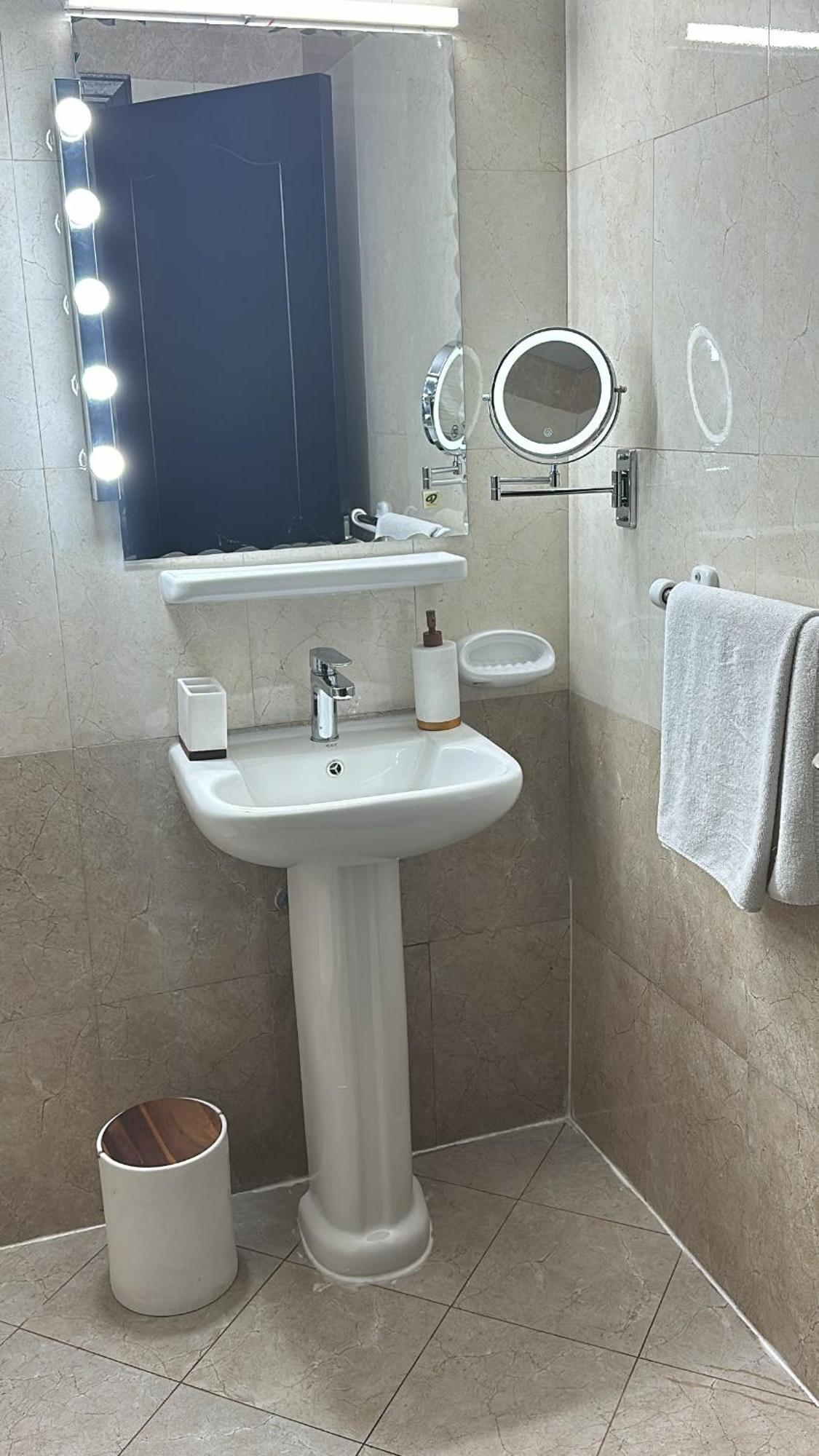 New! Next To Airport & Yas Island * Абу-Дабі